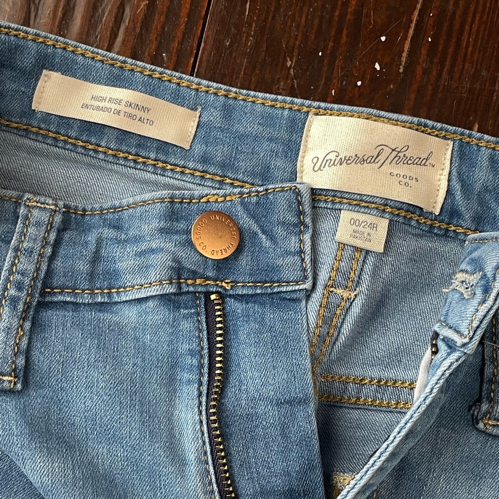 Universal Thread Light Blue Jeans - Picture 2 of 3